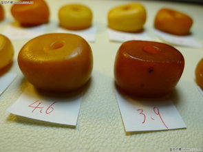 原蜡小饼子 时光淬炼的掌上珍品